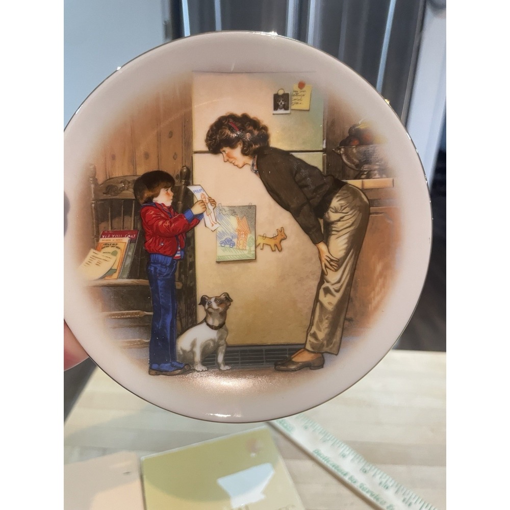 Avon Special Memories Mothers Day 1985 Porcelain Plate By Tom Newsom 5 inches
